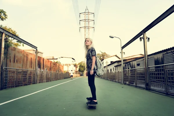 Bela mulher andar de skate — Fotografia de Stock