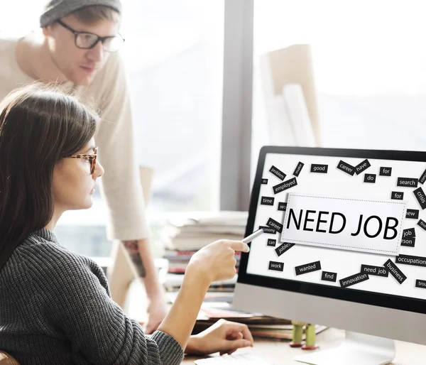 Mulher mostrando no monitor com Need Job — Fotografia de Stock