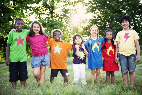 Niños multiétnicos al aire libre — Foto de Stock