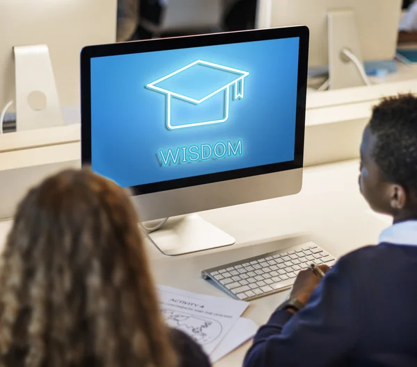 Alunos colegas de classe usando computador — Fotografia de Stock