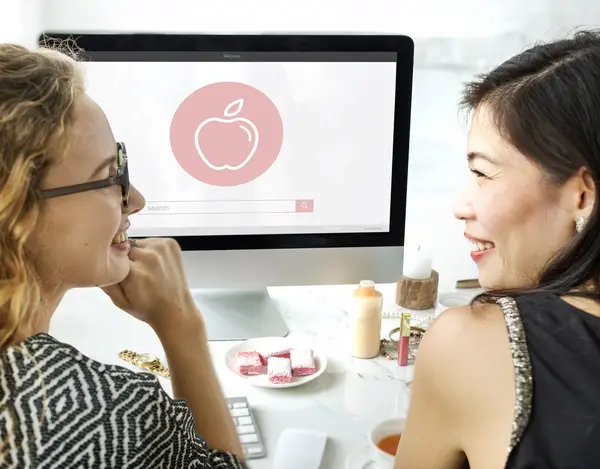 Mujer mirando a la pantalla del ordenador —  Fotos de Stock