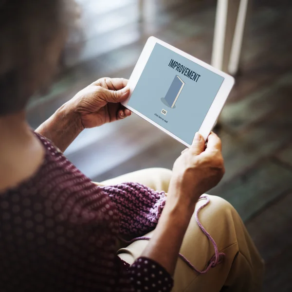 Donna anziana con tablet digitale — Foto Stock