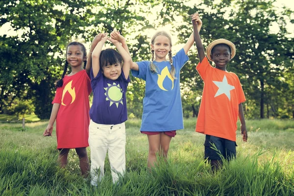 Multi-etnisch kinderen buitenshuis — Stockfoto