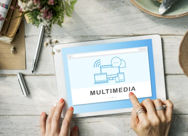 Mujer usando tableta digital — Foto de Stock