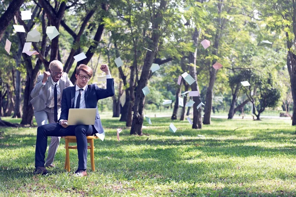 Homme d'affaires et femme d'affaires avec ordinateur portable au parc — Photo