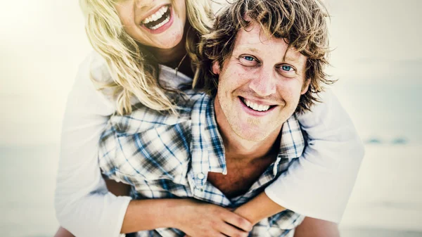 Couple s'amuser sur la plage — Photo