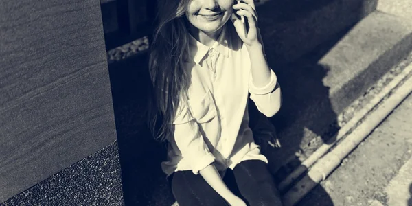 휴대 전화로 말하는 소녀 — 스톡 사진