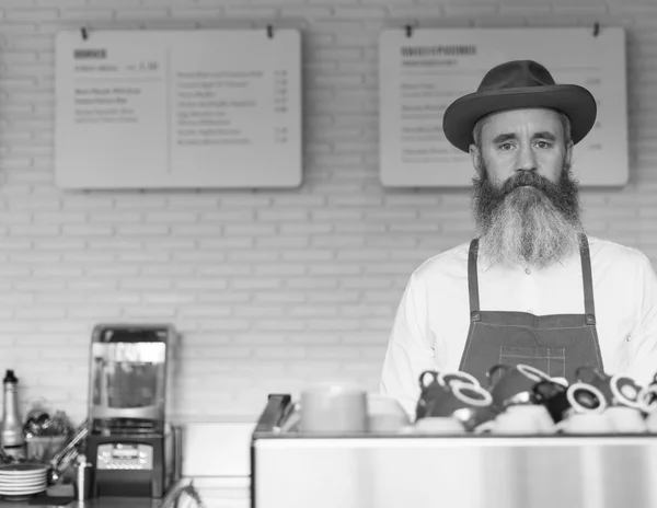 Homem barista com barba — Fotografia de Stock
