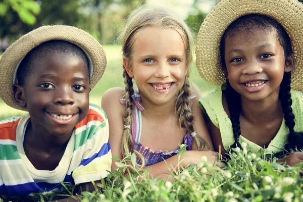Multi etniska barn utomhus — Stockfoto