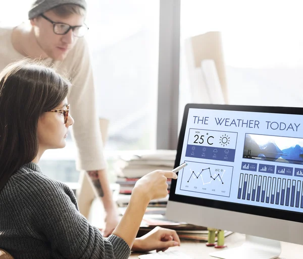 Frau zeigt heute auf Monitor das Wetter — Stockfoto