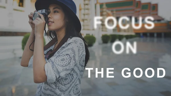 Stijlvolle Aziatische meisje met camera — Stockfoto