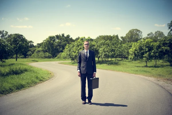 道路に立っているビジネスマン — ストック写真