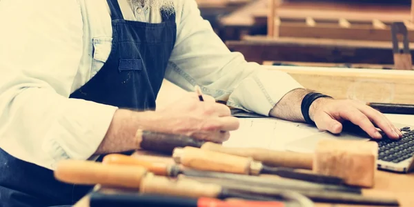 Vakman werken in workshop studio — Stockfoto