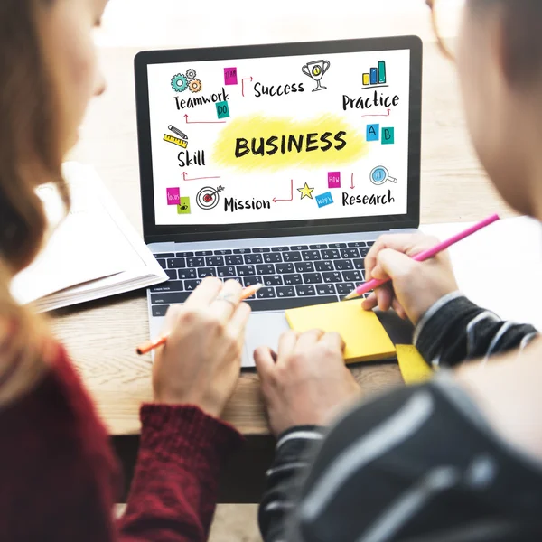 Ragazze che lavorano con il computer portatile — Foto Stock