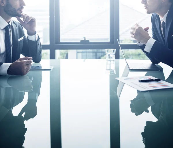 Homens de negócios conversando em reunião — Fotografia de Stock