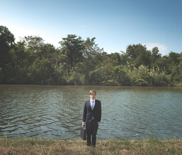 川でブリーフケースを持ったビジネスマン — ストック写真