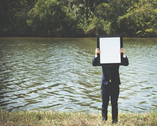 Empresario con blanco vacío en el río — Foto de Stock