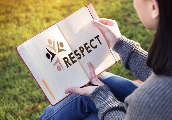 Frau mit Notizbuch in der Hand — Stockfoto