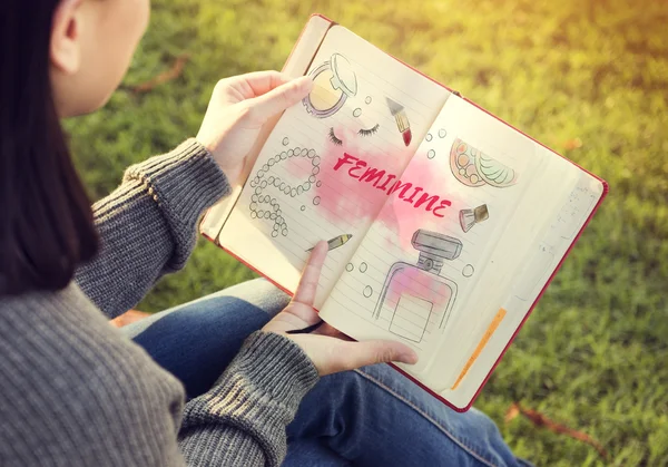 Mulher com caderno de papel nas mãos — Fotografia de Stock