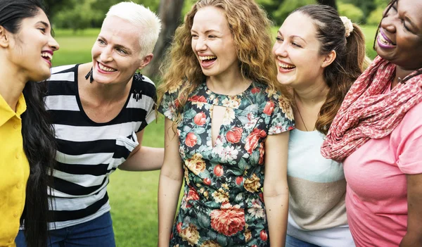 Friends spend time in the park — Stock Photo, Image