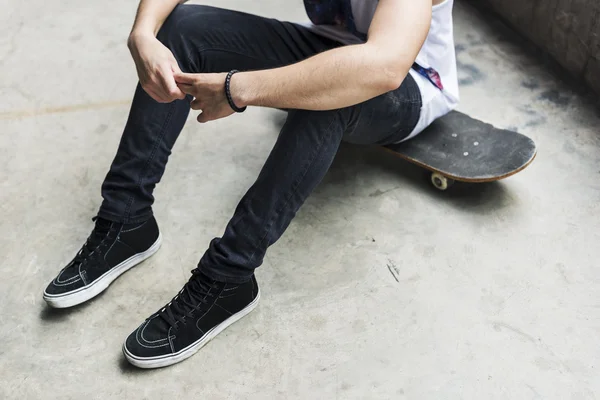 Skater uomo con skateboard — Foto Stock