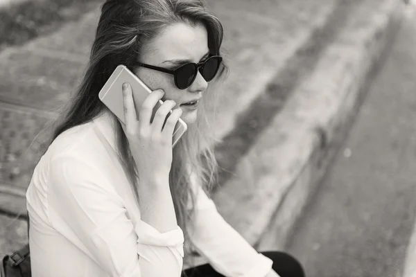 Dívka mluví na mobilním telefonu — Stock fotografie