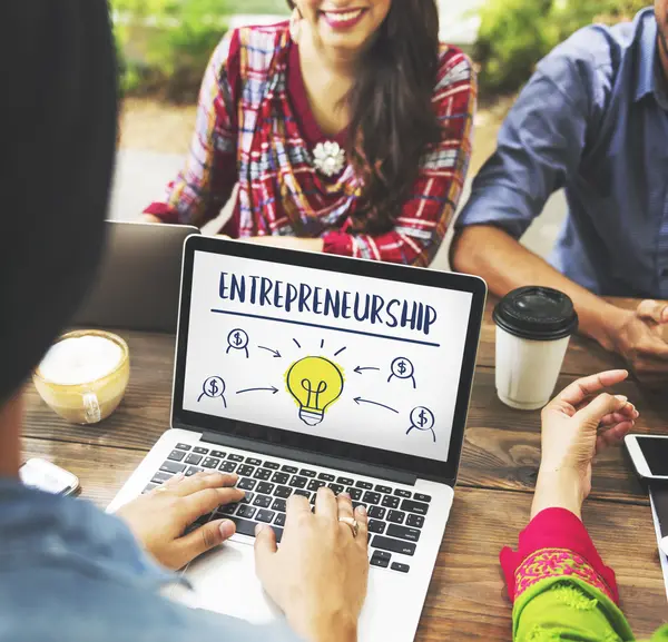 Indianer mit Laptop und Kaffee — Stockfoto