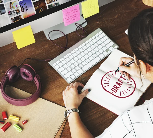 Chica trabajando en estudio de diseño — Foto de Stock