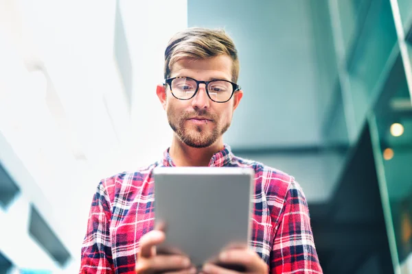 Hombre joven usando tableta —  Fotos de Stock