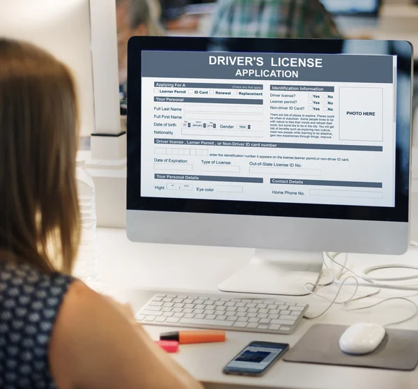 Femme utilisant un ordinateur à la table de travail — Photo