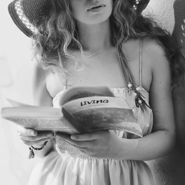 Schöne Frau liest Buch — Stockfoto