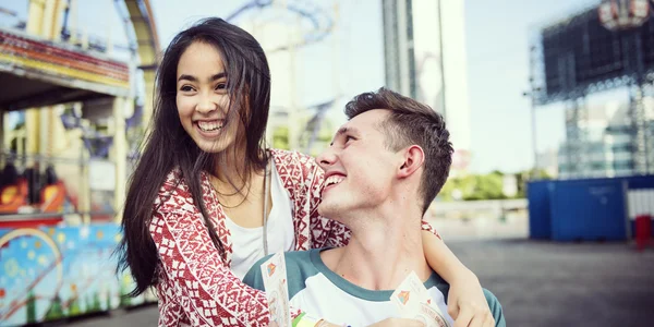 Belo casal namoro no parque de diversões — Fotografia de Stock