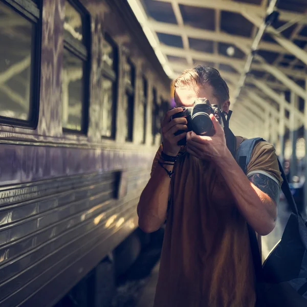 Férfi vasútállomáson kamerával — Stock Fotó