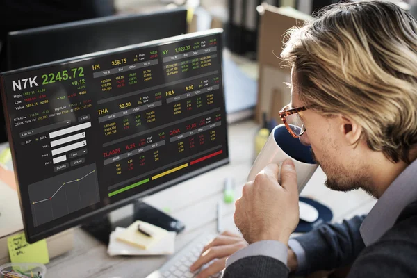 Hombre de negocios que trabaja con ordenador —  Fotos de Stock