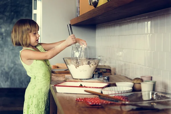 Ragazza facendo pasta per biscotti fatti in casa — Foto Stock