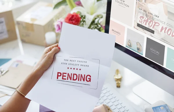 Mujer leyendo carta — Foto de Stock