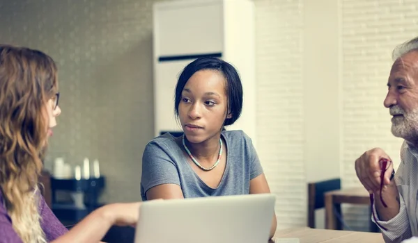 Menschen, die am Laptop arbeiten — Stockfoto