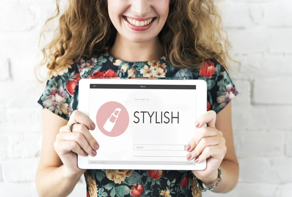 Frau hält Tablet in der Hand — Stockfoto