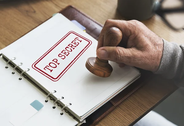 Uomo mettendo timbro sul taccuino di carta — Foto Stock