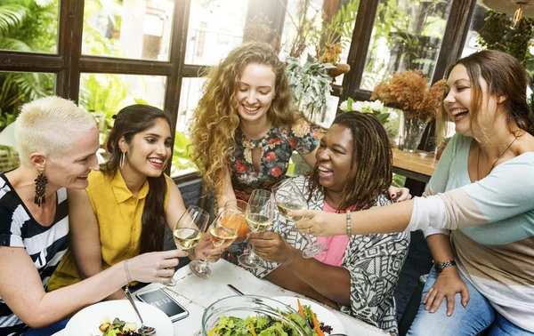 Frauen hängen und essen zusammen — Stockfoto