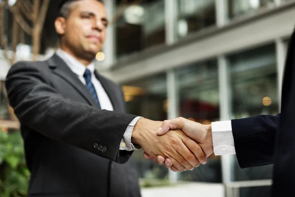 Empresarios dándose la mano —  Fotos de Stock