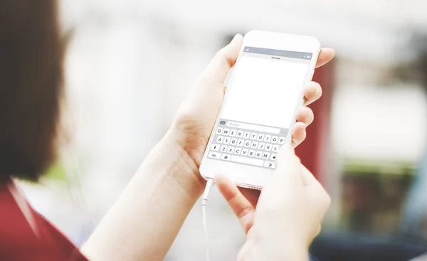 Junge Frau nutzt digitales Gerät — Stockfoto