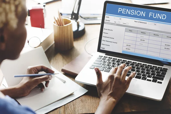 Mujer que trabaja en el ordenador portátil con Fondo de Pensiones — Foto de Stock