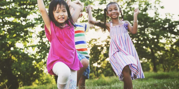 Niños jugando al aire libre — Foto de Stock