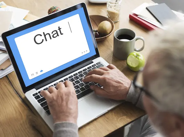 Homem usando laptop na mesa — Fotografia de Stock