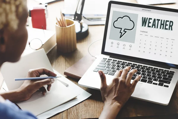 Frau arbeitet bei Wetter am Laptop — Stockfoto