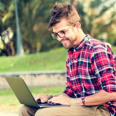 Adam ile dizüstü bilgisayar tarama