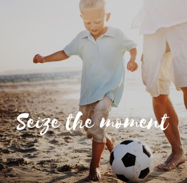 Baba oğul top oynuyorlar.