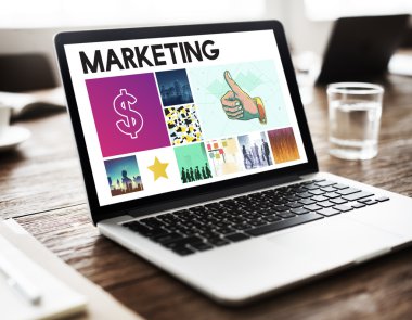 Tablo kavramı üstünde laptop  