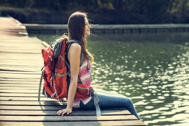 sırt çantası ile genç kız